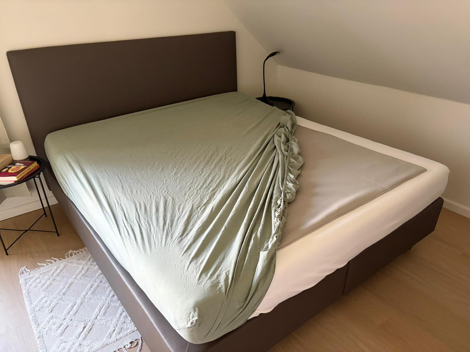QELBY® Blanket under bed sheets